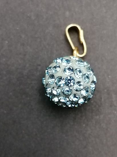 Lot de 2 pendentifs avec attaches en or 18k,...