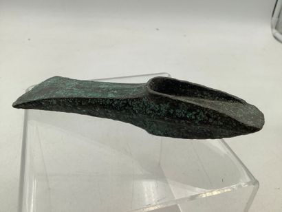 Hache à talon préhistorique en bronze (âge...