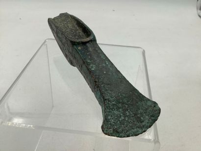 Hache à talon préhistorique en bronze (âge...