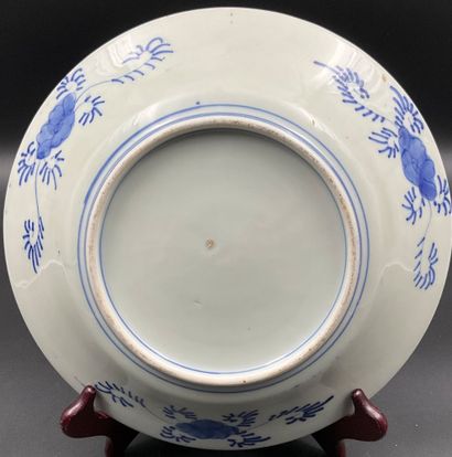 Paire de plats en porcelaine Imari, diamètre...