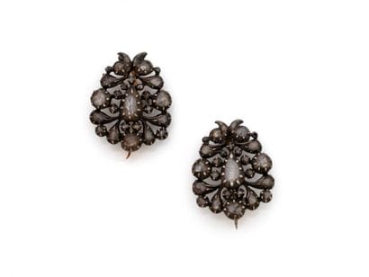 Paire de broches piriformes en argent 800...