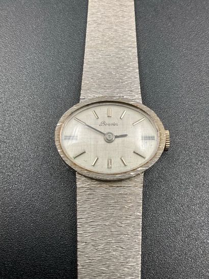 Montre Dame en or blanc par Bouvier vers...