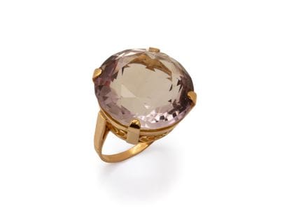 Bague en or 750 millièmes, ornée d'une importante...