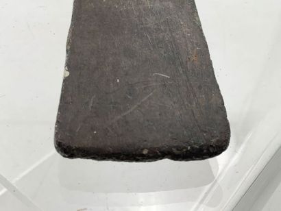 Hache à douille préhistorique en bronze (fin...