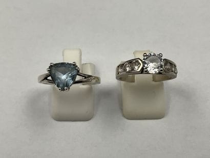 Réunion de deux bagues en argent :
Bague...