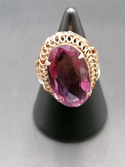 Bague en or 14k, ornée d'un saphir synthétique.
Poids...