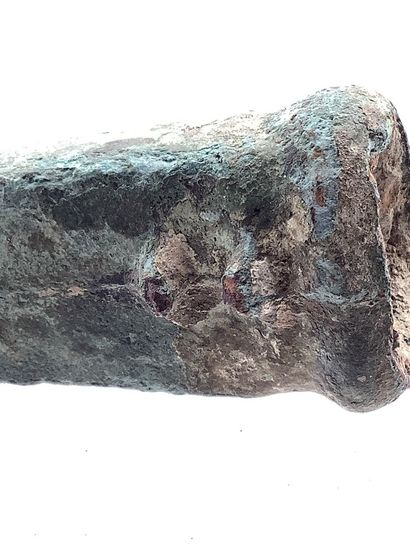 Hache à douille préhistorique en bronze (fin...