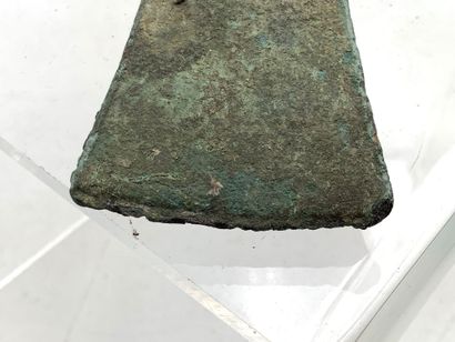 Hache à douille préhistorique en bronze (fin...