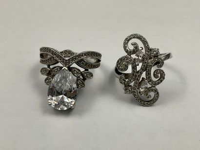 Réunion de deux bagues en argent :
Bague...