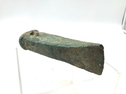 Hache à douille préhistorique en bronze (fin...