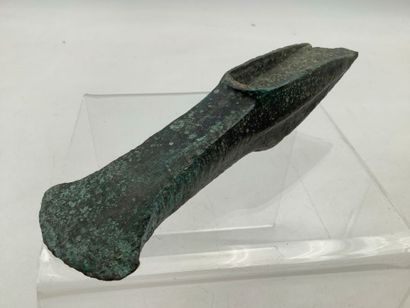 Hache à talon préhistorique en bronze (âge...