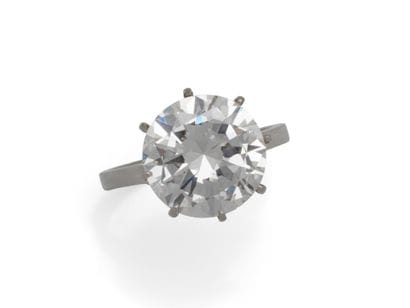Bague solitaire en platine 850 millièmes,...