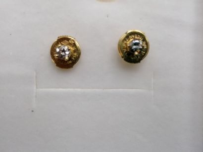 Paire de clous d'oreilles en or 750 millièmes...