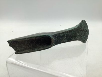 Hache à talon préhistorique en bronze (âge...