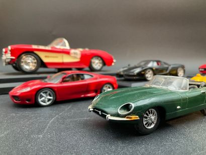 8 véhicules miniatures « voitures de sport»....