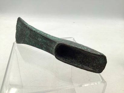 Hache à talon préhistorique en bronze (âge...