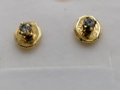 Paire de clous d'oreilles en or 750 millièmes...