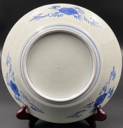 Paire de plats en porcelaine Imari, diamètre...
