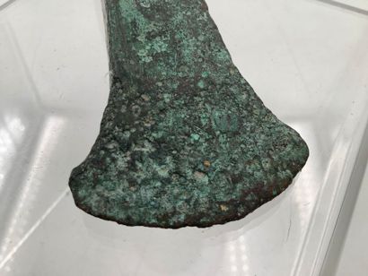 Hache à talon préhistorique en bronze (âge...