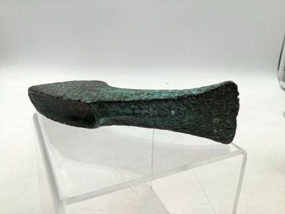 Hache à talon préhistorique en bronze (âge...
