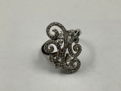Réunion de deux bagues en argent :
Bague...