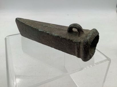 Hache à douille préhistorique en bronze (fin...