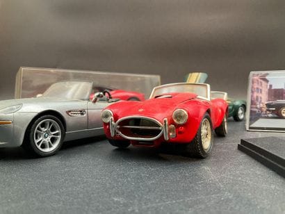 6 voitures de sport miniatures (Porsche,...