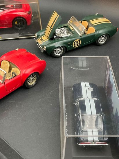 6 voitures de sport miniatures (Porsche,...