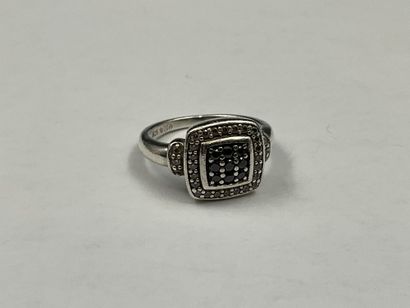 Réunion de deux bagues en argent :
Bague...
