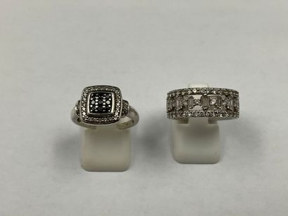 Réunion de deux bagues en argent :
Bague...