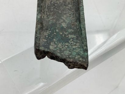 Hache à talon préhistorique en bronze (âge...