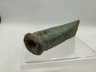 Hache à douille préhistorique en bronze (fin...