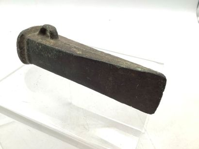 Hache à douille préhistorique en bronze (fin...