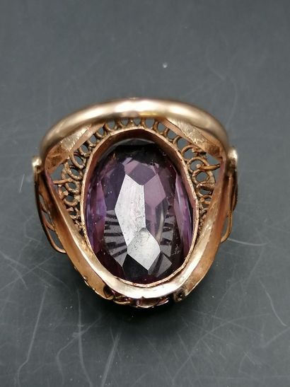 Bague en or 14k, ornée d'un saphir synthétique.
Poids...