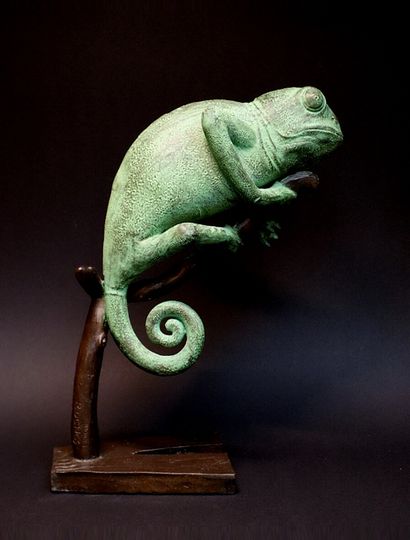 Important zoomorphic sculpture in green patinated...