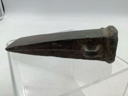 Hache à douille préhistorique en bronze (fin...