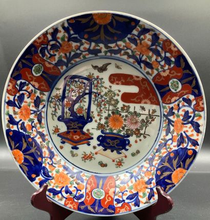 Paire de plats en porcelaine Imari, diamètre...