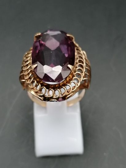 Bague en or 14k, ornée d'un saphir synthétique.
Poids...