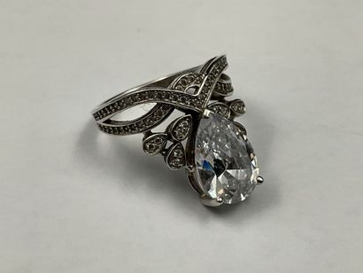 Réunion de deux bagues en argent :
Bague...