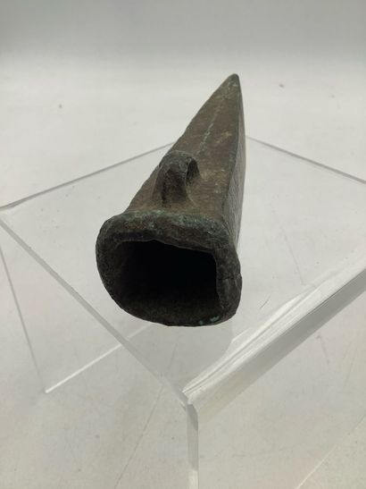 Hache à douille préhistorique en bronze (fin...