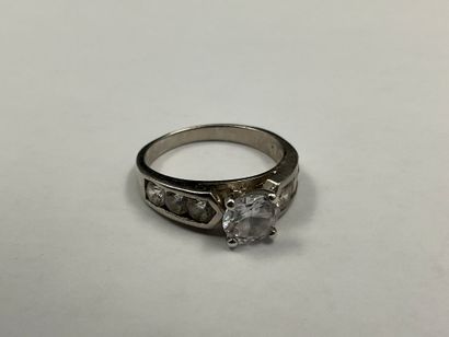 Réunion de deux bagues en argent :
Bague...