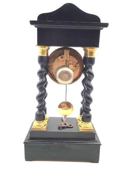Pendule portique à colonne torsadée en bois...