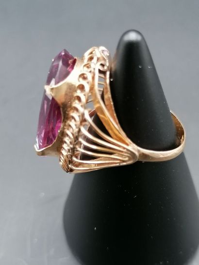 Bague en or 14k, ornée d'un saphir synthétique.
Poids...