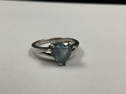 Réunion de deux bagues en argent :
Bague...
