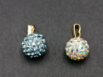 Lot de 2 pendentifs avec attaches en or 18k,...