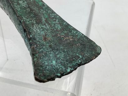 Hache à talon préhistorique en bronze (âge...