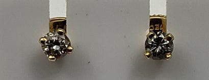 Paire de clous d'oreilles en or 750 millièmes...