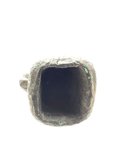 Hache à douille préhistorique en bronze (fin...