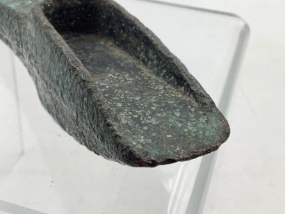 Hache à talon préhistorique en bronze (âge...
