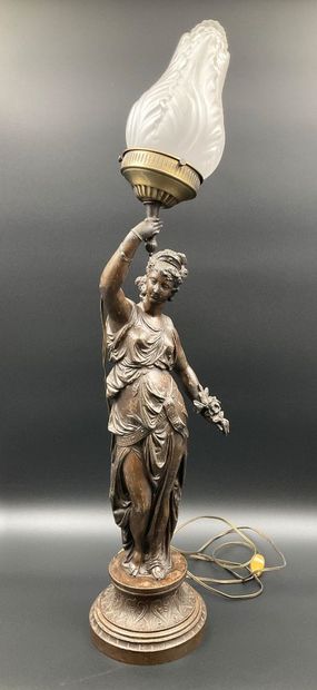 Une lampe en régule fin XIX ème. Femme en...